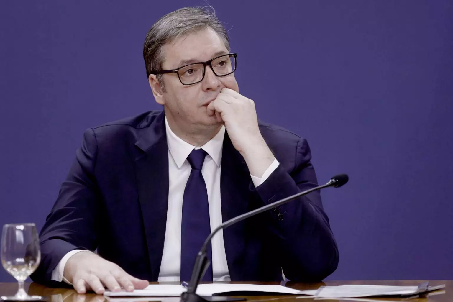 Vuçiç kapet duke folur me mikrofon hapur  Tani mora një mesazh nga Moska   VIDEO 