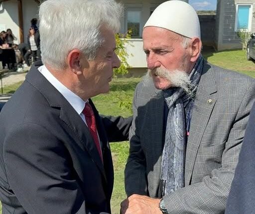 Ali Ahmeti i uron ditëlindjen Bacës Rifat Jashari