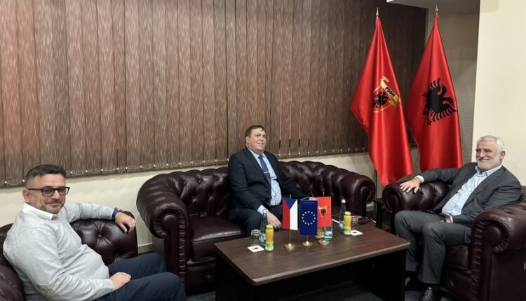 Menduh Thaçi priti në takim ambasadorin e R.Çeke