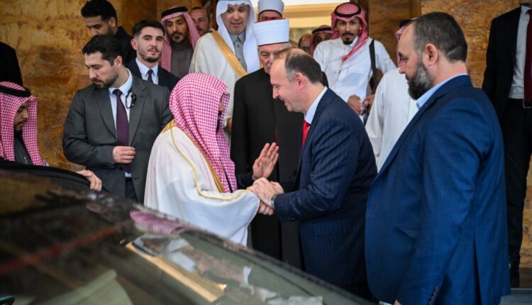 Kryeparlamentari Gashi priti në takim imamin e Qabes