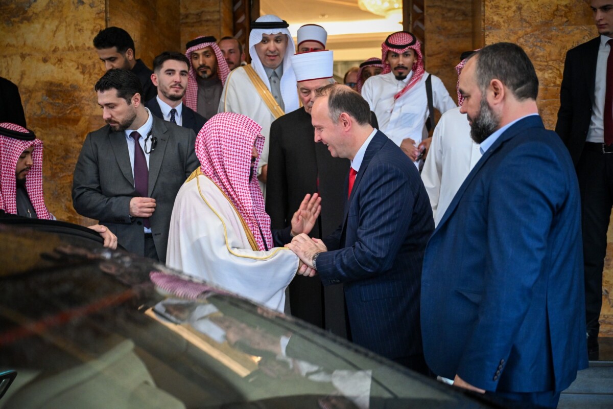 Kryeparlamentari Gashi priti në takim imamin e Qabes