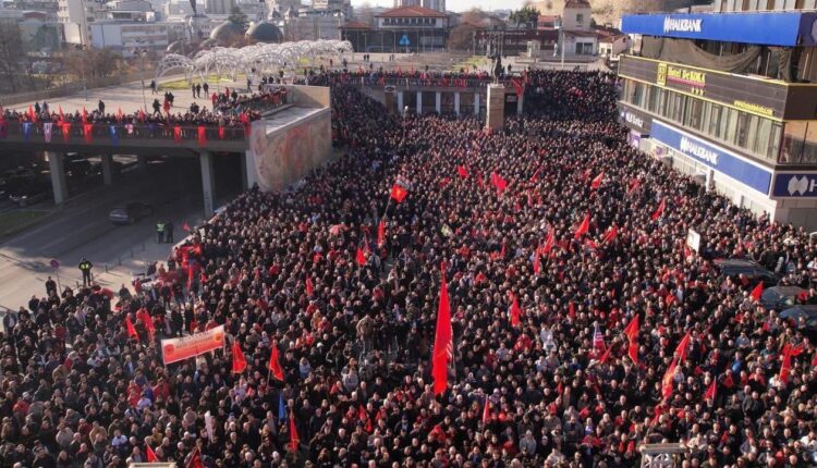 Foto që të dridh shpirtin nga protesta madhështore në Shkup