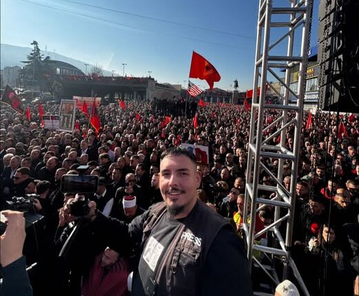 Protesta në Shkup/ Qindra mijëra qytetarë në mbrojtje të ish-krerëve të UÇK-së, brohorasin “Hashim Thaçi” (VIDEO)
