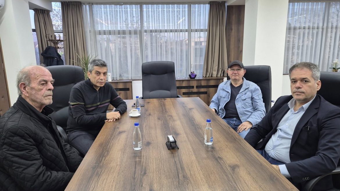 Izet Mexhiti takon babain e dëshmorit Mujdin Aliu: Sakrifica e tij është themeli mbi të cilin ndërtojmë të ardhmen Izet Mexhiti takon babain e dëshmorit Mujdin Aliu: Sakrifica e tij është themeli mbi të cilin ndërtojmë të ardhmen