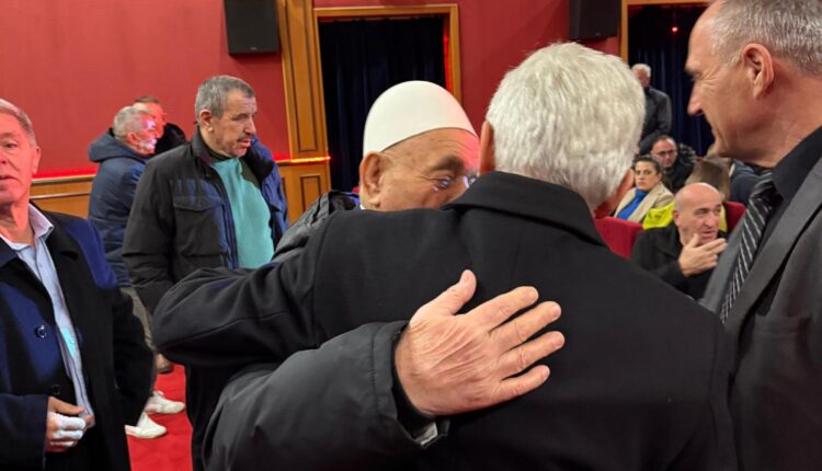 Ali Ahmeti përkujton Komandantin Mujë Krasniqi, përqafohet me babain e komandantit