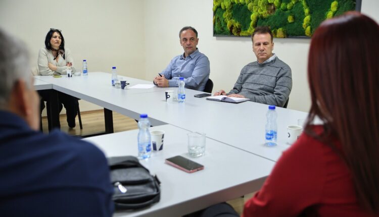 I njëjti profesion, paga të ndryshme! Sindikalistët takohen me ministrin, kërkojnë paga të barabarta për mjekët