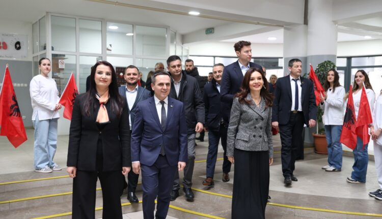 Elisa Spiropali e shoqëruar nga ambasasori Meidani priten nga Kasami: Kur Shqipëria dhe shqiptarët ecin së bashku, e ardhmja bëhet më e sigurt (VIDEO)