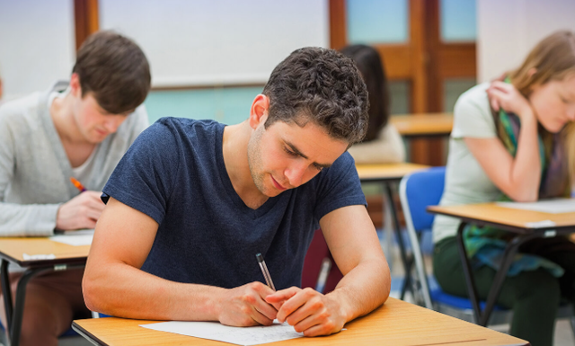 Provimet me shkrim dore dhe me gojë po rikthehen