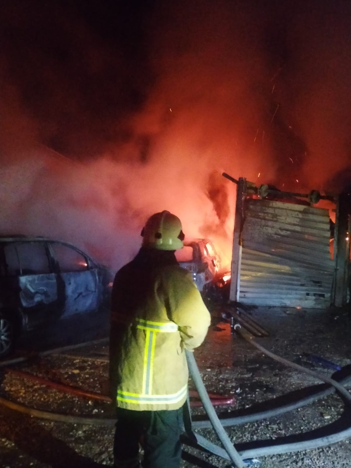 Zjarri shkrumbon një kioskë dhe dy automjete në aksin Librazhd-Përrenjas
