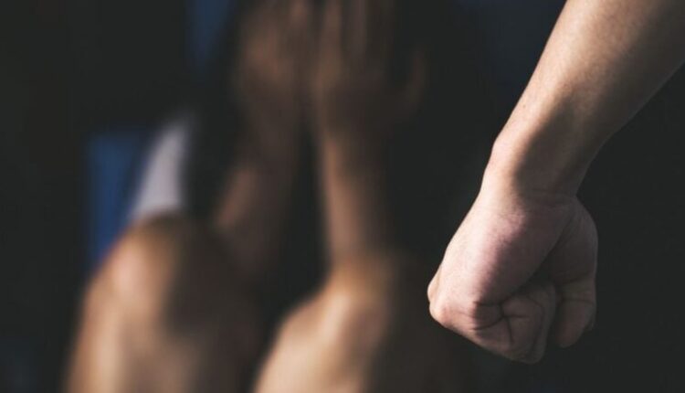 Shkupjani e sulmoi nënën e tij dhe gruan