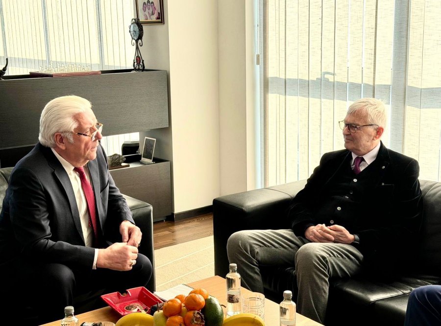 Lazim Destani priti në Tetovë ish presidentin e Shqipërisë  Rexhep Meidani  Biseda të ngrohta e vëllazërore