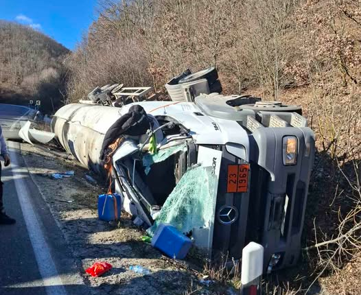 Aksident trafiku në rrugën Strugë Qafë Thanë, ndërpritet trafiku