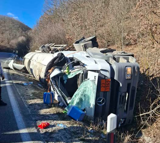 Aksident trafiku në rrugën Strugë Qafë Thanë  ndërpritet trafiku