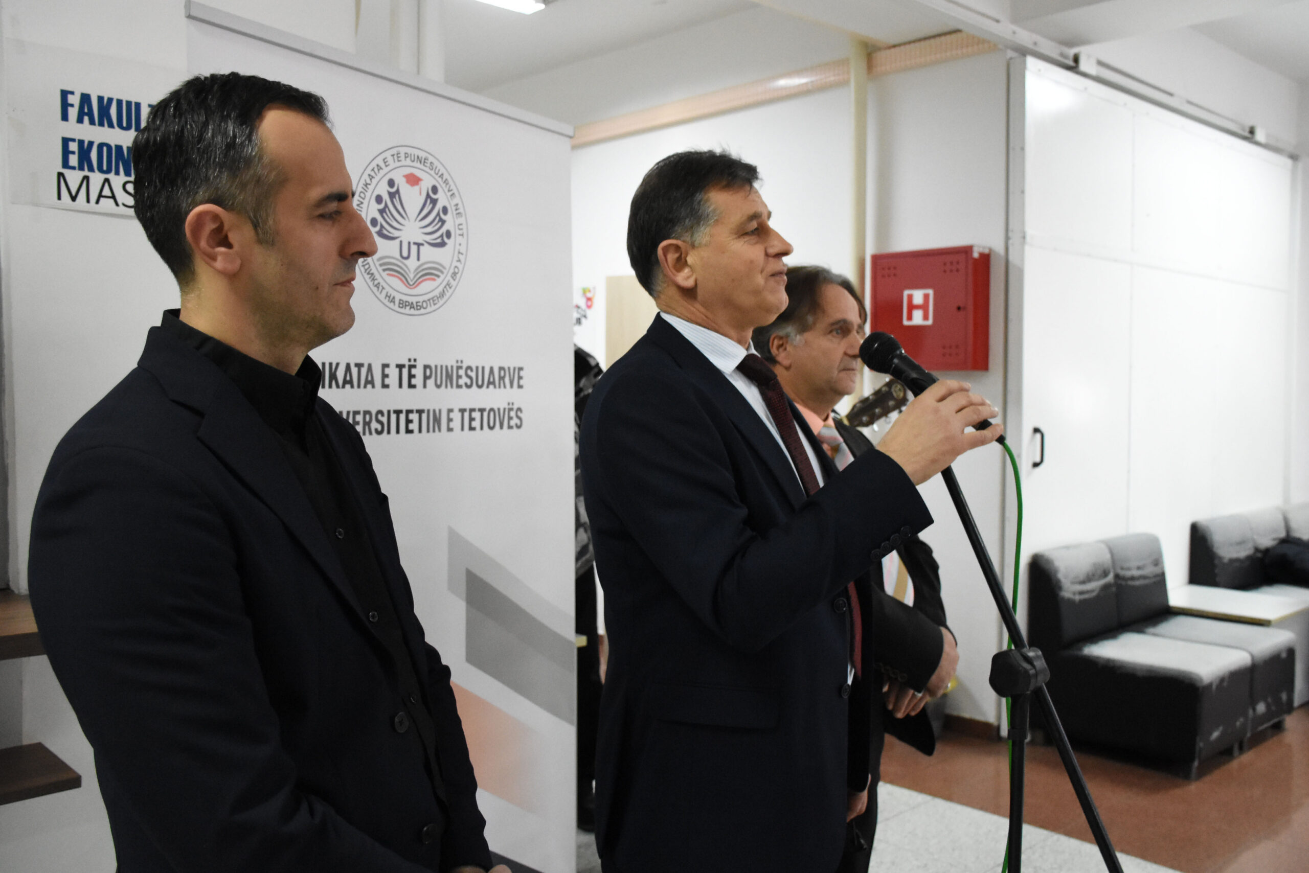 Sindikata e punonjësve të Universitetit të Tetovës organizoi koktel festiv për fundvit