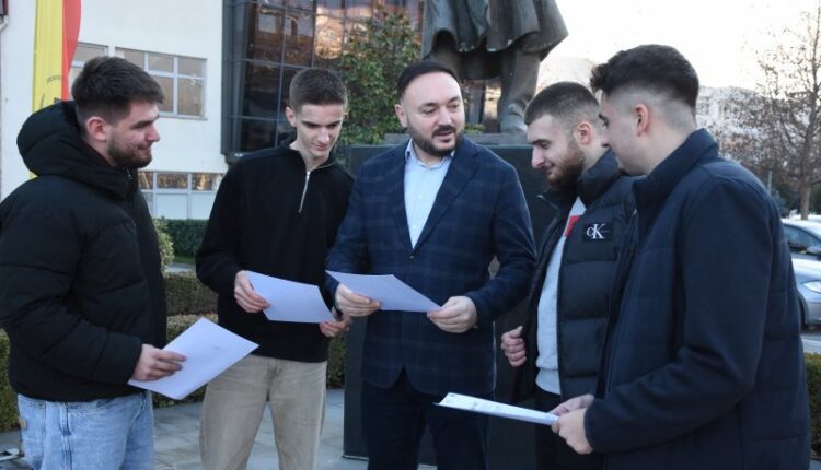 Studentët e Informatikës të Universitetit të Tetovës fitojnë vendin e parë në hakatonin kombëtar