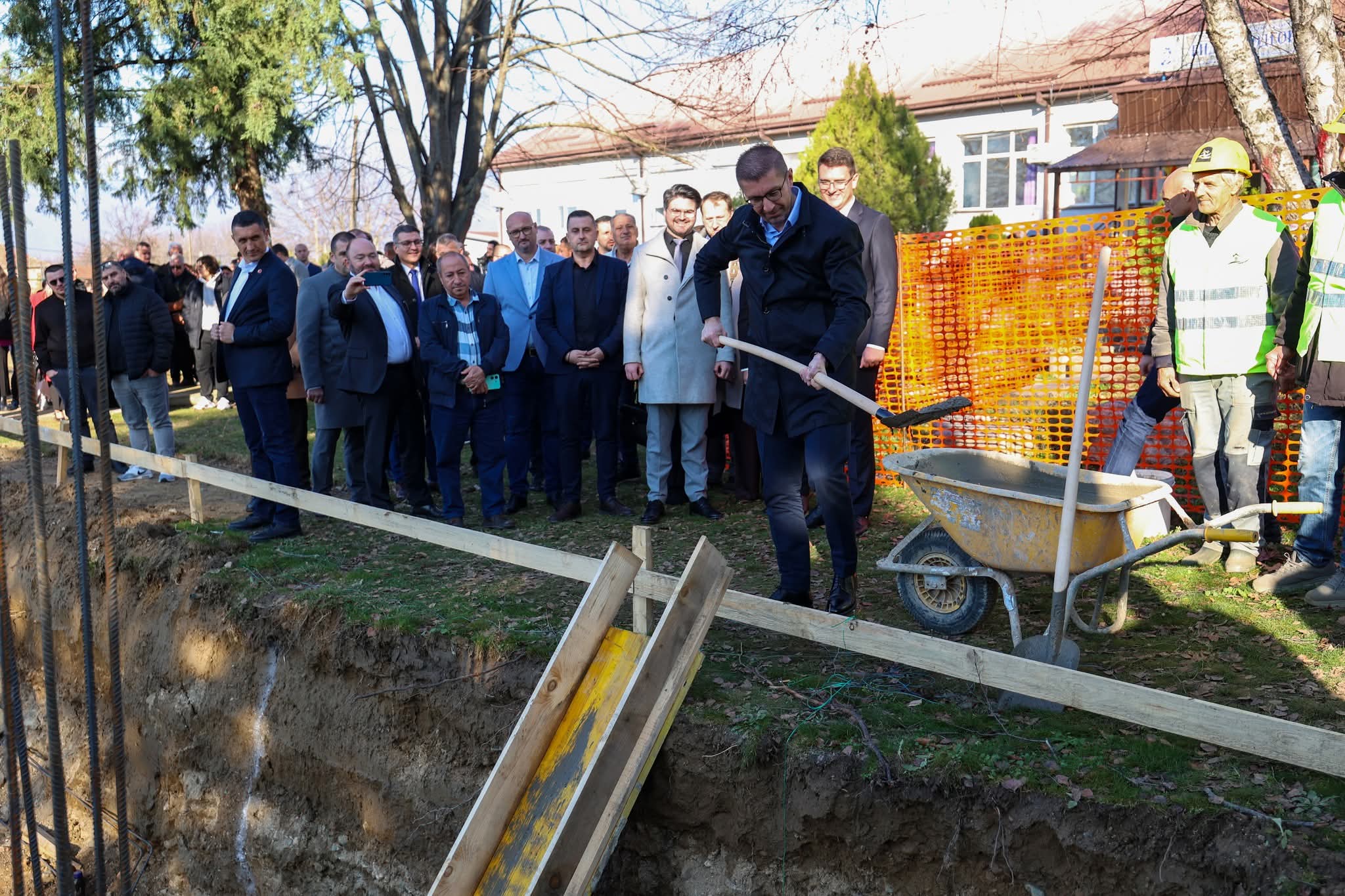 Mickoski: Fillon ndërtimi i sallës së re sportive shkollore në Koleshinë, Novo Sellë Mickoski: Fillon ndërtimi i sallës së re sportive shkollore në Koleshinë, Novo Sellë