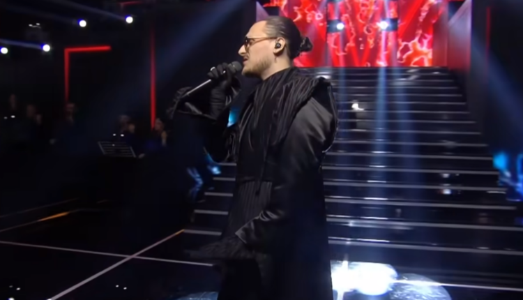 “Nana po pret në derë”, çfarë mesazhi ka kënga fituese që do të shkojë në Eurovision