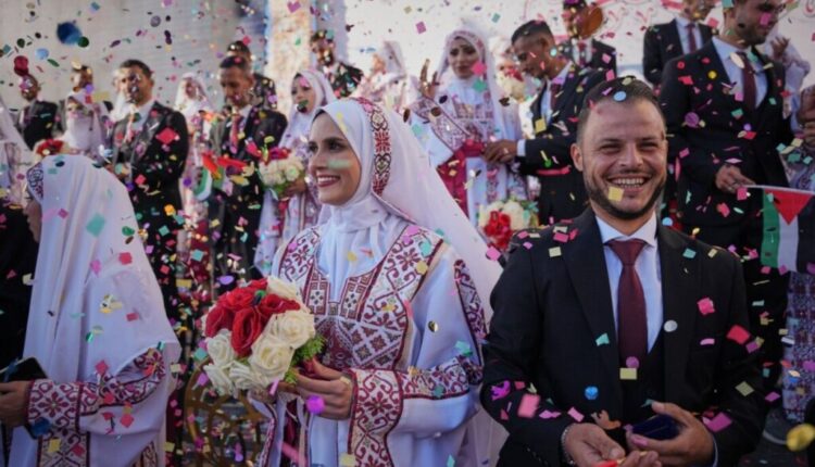 Ringjallet shpresa, 54 çifte martohen në një ceremoni masive në Gazë