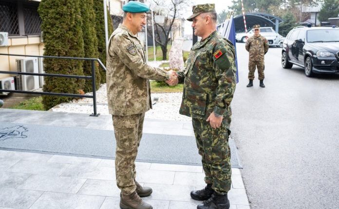 Komandanti i KFOR’it pret shefin e ushtrisë shqiptare, flasin për sigurinë në Kosovë e rajon