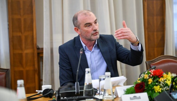 Snopçe godet Mickovskin: Po shkel ligjin, vullnetin e qytetarëve dhe Kushtetutën me ‘poverenikun’ në Gostivar