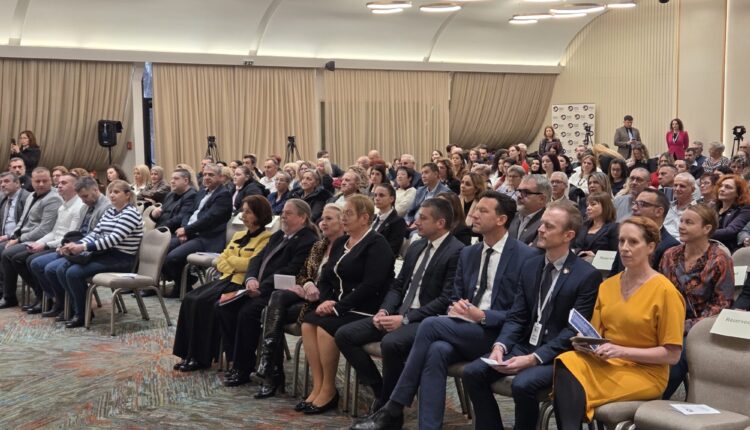 Vazhdon mbështetja e Korpusit paqeruajtës amerikan në ndërtimin e mjedisit shkollor më gjithëpërfshirës dhe përforcimin e aftësive gjuhësore të nxënësve