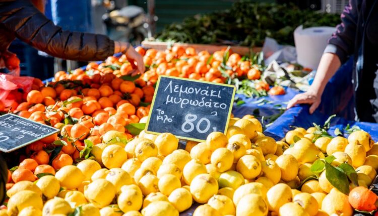 Fermerët grekë njoftojnë grevë kombëtare nga 7 janari në tregjet në vend