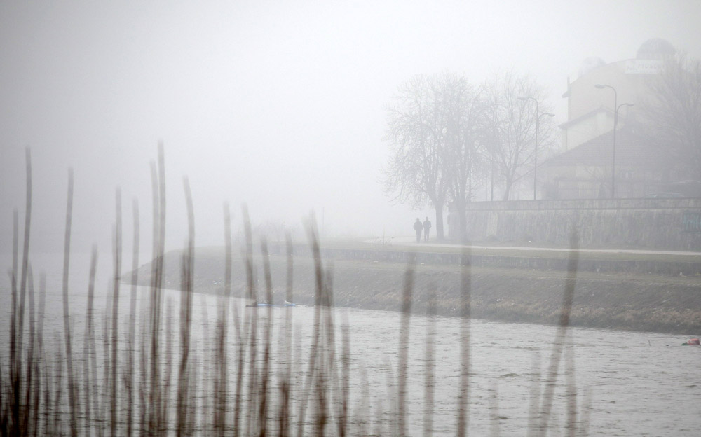 Moti në mëngjes me mjegull