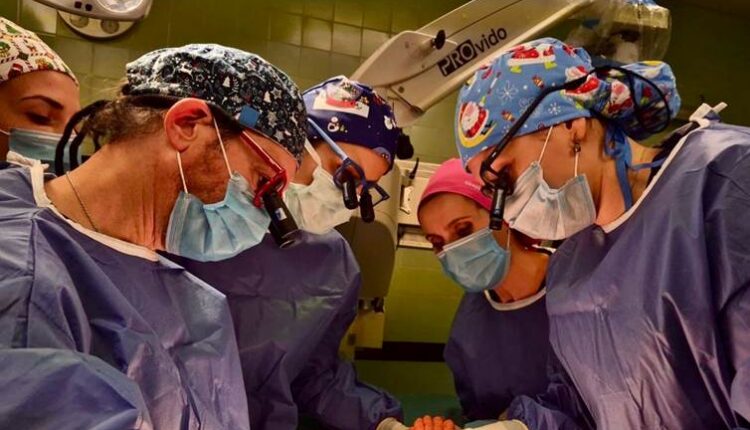 Hap drejt zhvillimit të mikro-kirurgjisë rekonstruktive moderne – në Klinikën e Kirurgjisë Plastike u kryen dy operacione të ndërlikuara mikro-kirurgjikale