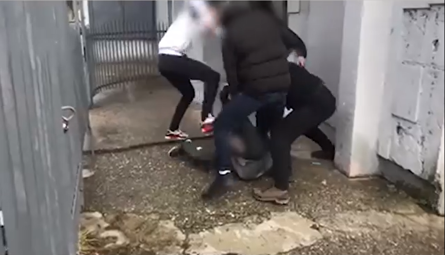 37-vjeçari nga Prelubishti dëmton dy vetura në Zhelinë, kapet nga tre persona dhe sulmohet fizikisht2 37-vjeçari nga Prelubishti dëmton dy vetura në Zhelinë, kapet nga tre persona dhe sulmohet fizikisht2