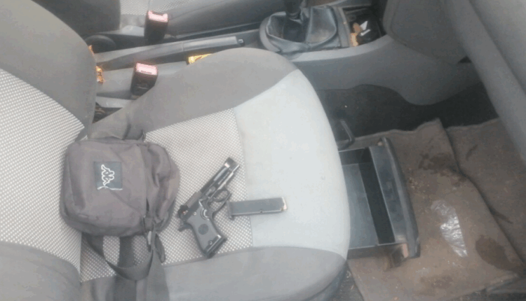 Lëviznin me pistoletë në veturë, arrestohen nga policia