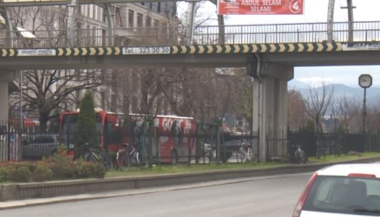 Vendkalimi ilegal i këmbësorëve afër Bit Pazarit, Mexhiti: Zgjidhje është prishja e urës dhe vendosja e semaforëve