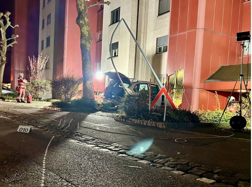 Aksident i rëndë në Zvicër  39 vjeçari nga Maqedonia me makinë 500 kuaj fuqi përplaset në fasadën e shtëpisë   pasagjeri humb jetën