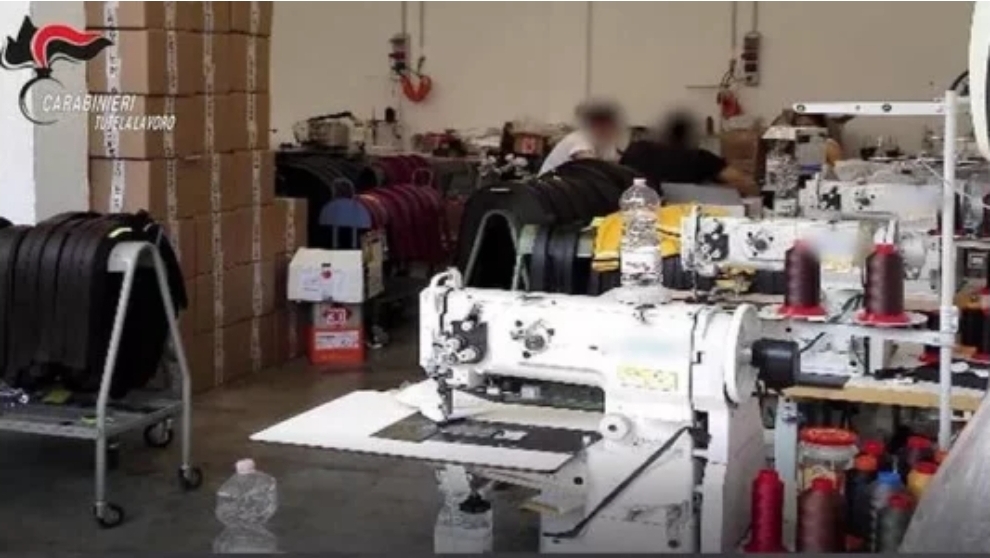 13 gjigantët e modës nën hetim për mashtrim  oficerët bastisin zyrat e Prada  Gucci  D G  YSL  Adidas  Versace dhe markave të tjera luksoze