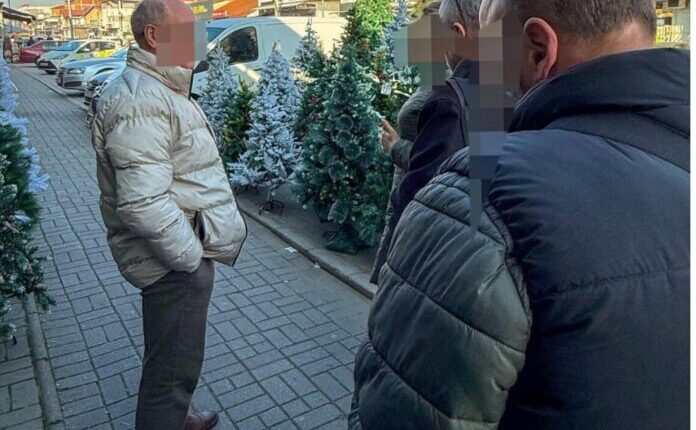 Mbi 20 gjoba në “Rrugën e Plastikave” në Shkup, ku bredhat e Vitit të Ri shiten në trotuar