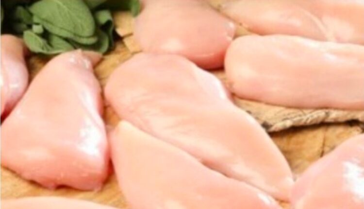 Në pikën kufitare Qafë Thanë është ndaluar importi i mbi 26 tonëve mish pule të ngrirë nga Brazili