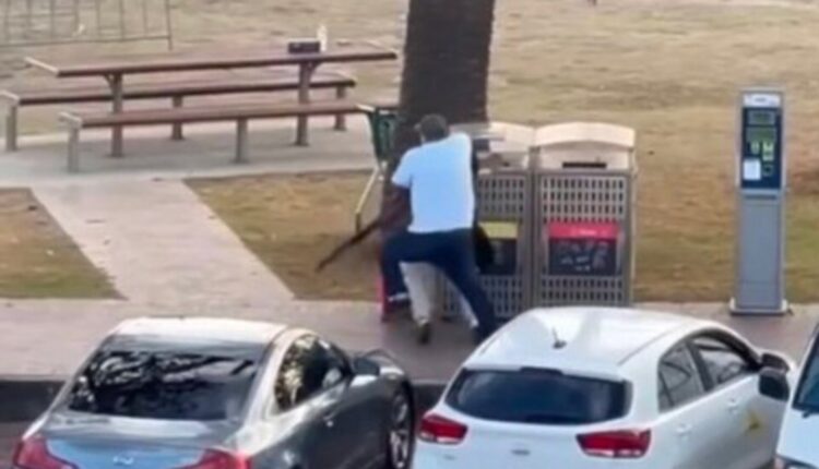 Heroi i Bondi Beach u qëllua dy herë pasi çarmatosi autorin e sulmit