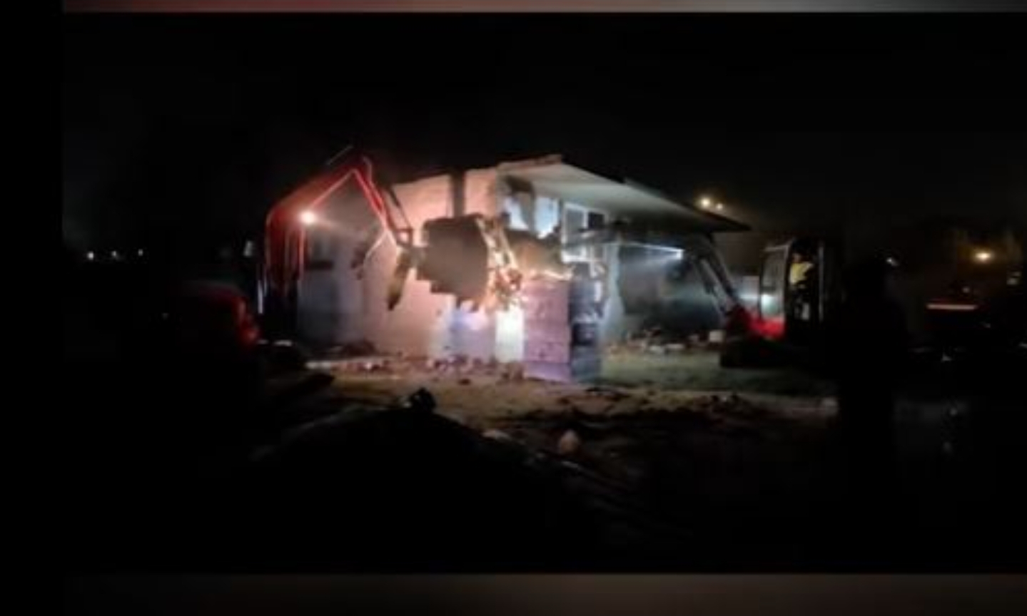 Shembet një objekt në komunën e Gazi Babës  kryetari thotë se ishte ndërtim pa leje