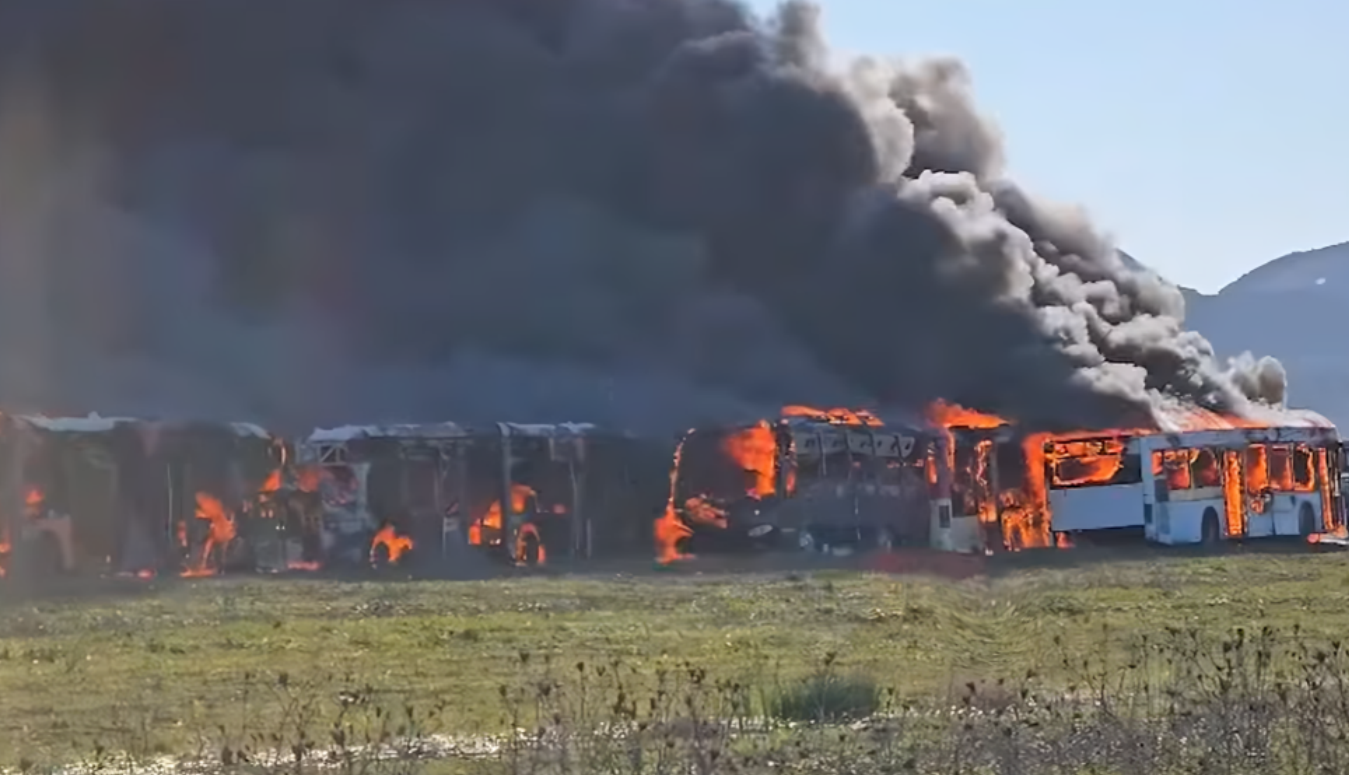 VIDEO  Zjarr në një zonë parkimi autobusësh në Durrës  tymi i zi mbulon zonën