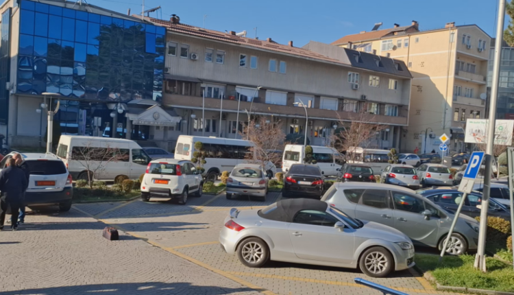 Transportuesit e nxënësve bllokojnë rrugën para Komunës së Gostivarit, paralajmërojnë bojkot për shkak të borxheve të papaguara