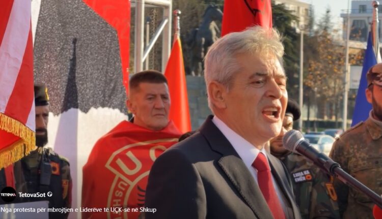 “Mirënjohje Clark e Rubin që dëshmuan pro Thaçit”/ Ali Ahmeti në protestën pro ish-krerëve të UÇK-së: Luftuan për lirinë e popullit!