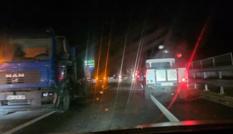 Aksident trafiku mes dy veturash në Dollc të Klinës, tre persona të lënduar