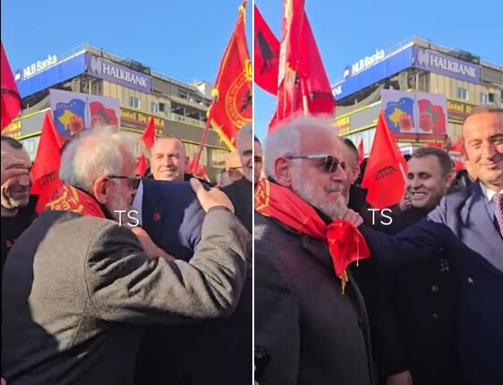 Haradinaj ia vendos shallin e UÇK-së Talat Xhaferit në protestën në Shkup (VIDEO)