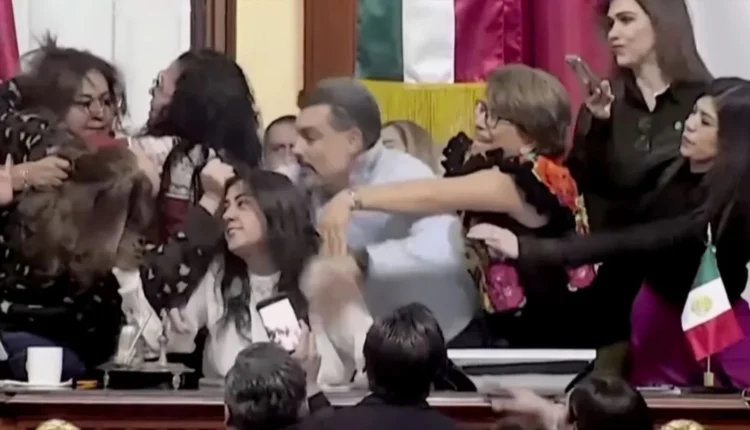 Kaos në kongresin e kryeqytetit meksikan, shtyrje dhe kapje nga flokët mes ligjvënësve të opozitës dhe mazhorancës