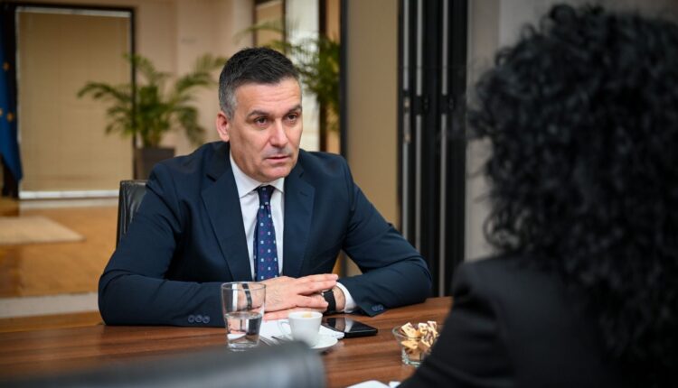 Muhamet Hoxha zyrtarisht mori detyrën e ministrit të Mjedisit Jetësor dhe Planifikimit Hapësinor