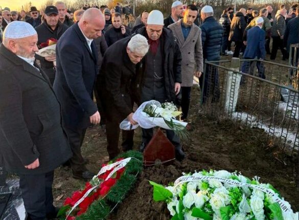 Ali Ahmeti në varrimin e nënës së Hysni Gucatit