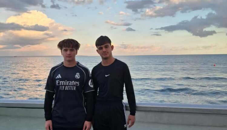 Dy vëllezërit, që po shkëlqejnë në sportin e notit dhe në aktivitete të ndryshme