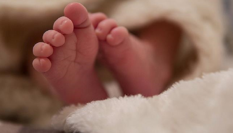 Tragjedi në Prilep: Foshnja 8-ditëshe ndërron jetë në gjumë – Prokuroria dhe Qendra Sociale përfshihen në hetim