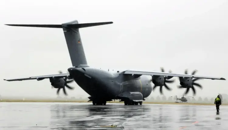 Pesë orë në ajër – avioni ushtarak gjerman shmang Prishtinën dhe zbret në Shkup