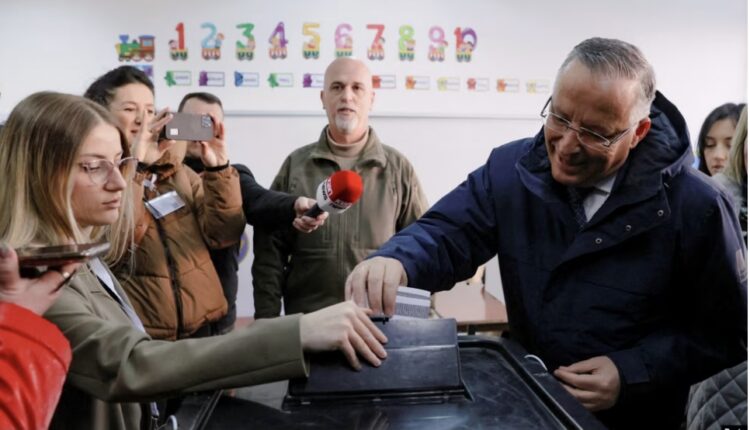 Kandidati i PDK-së për kryeministër, Bedri Hamza voton në Mitrovicë të Jugut