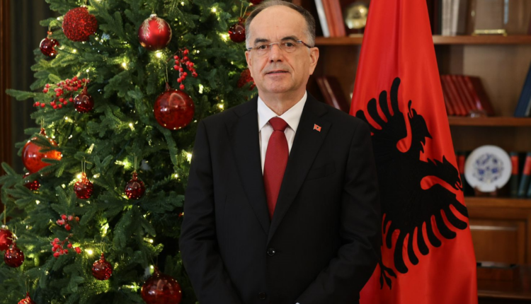 Presidenti Begaj uron shqiptarët për Vitin e Ri: Familja dhe puna e ndershme, forca jonë më e madhe